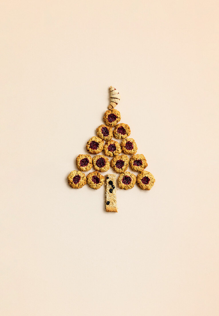 Sugar-free biscuits in a Christmas tree shape
