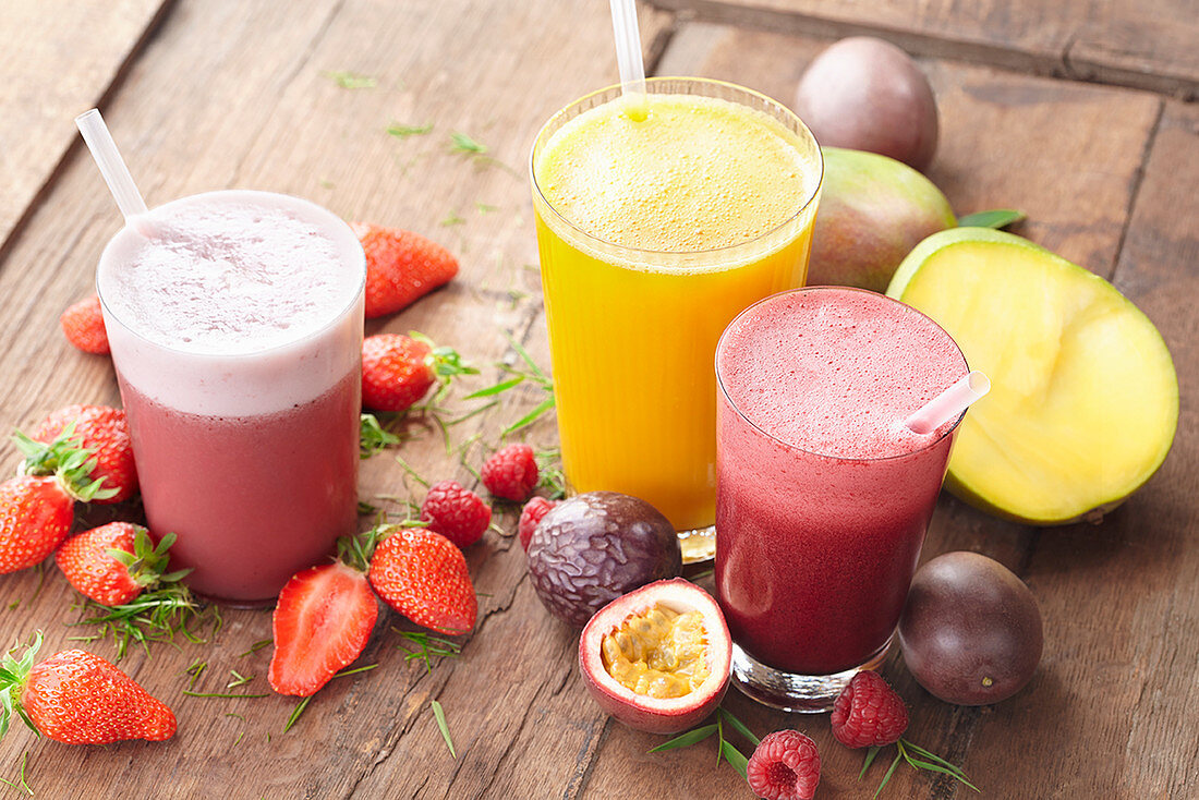 Drei verschiedene Frucht-Smoothies