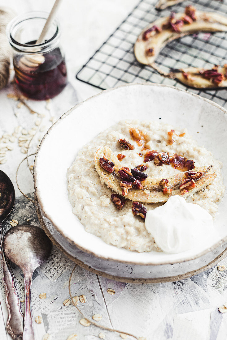 Oatmeal with baked bananas and nuts