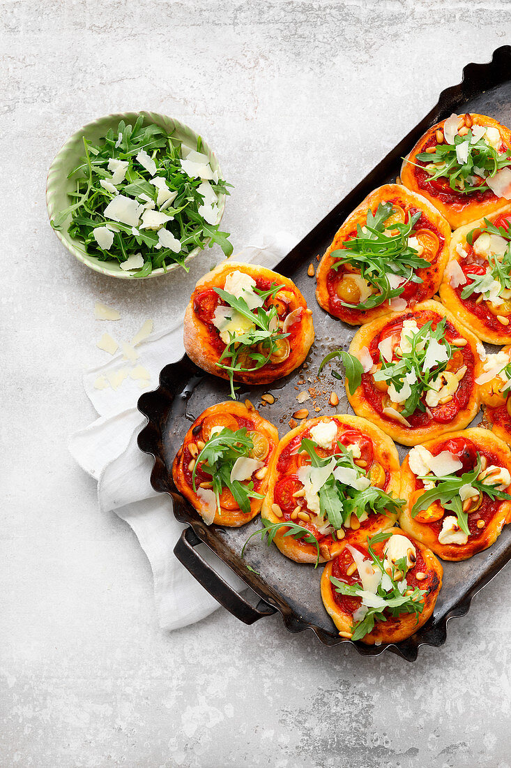 Pizza 'piccola' with tomatoes and arugula