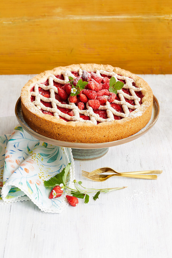 Linzer strawberry cake