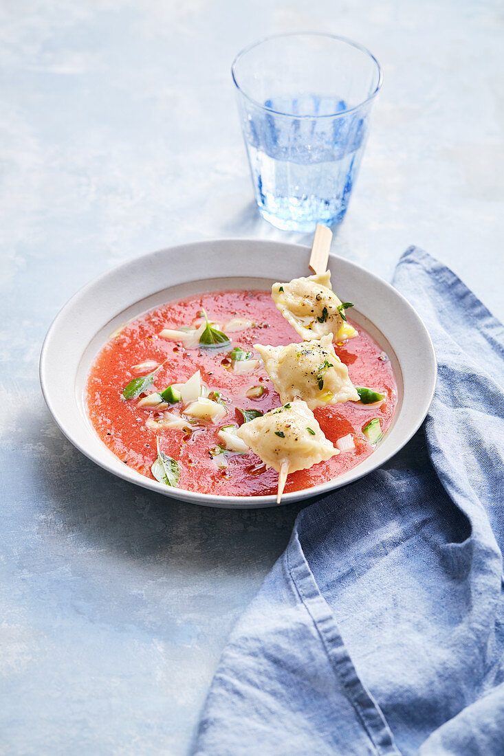 Tomatensuppe mit Spargel-Ravioli