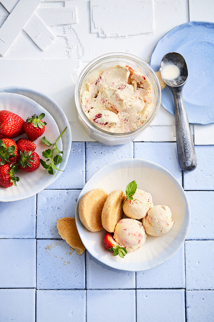 Roasted strawberry ice cream with shortbread