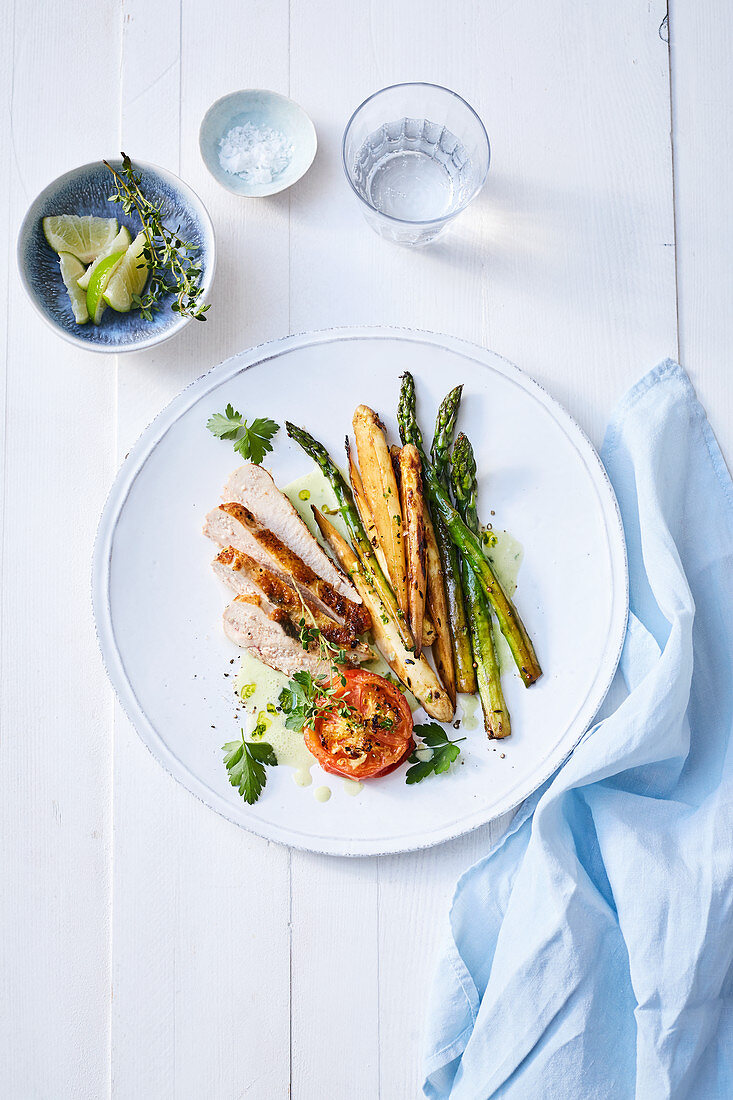 Perlhuhnbrust mit gemischtem Spargel und Ingwer-Tomaten