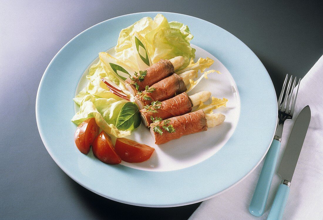 Spargel-Roastbeef-Röllchen auf Salat