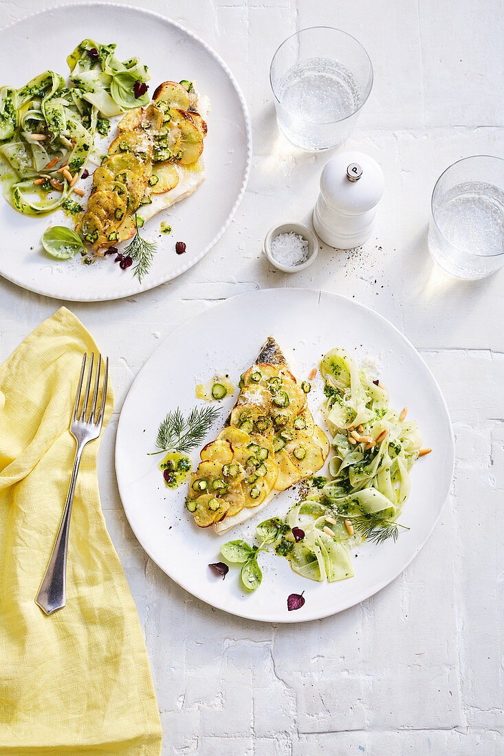 Zander mit Spargel-Kartoffel-Kruste und Spargel-Tagliatelle