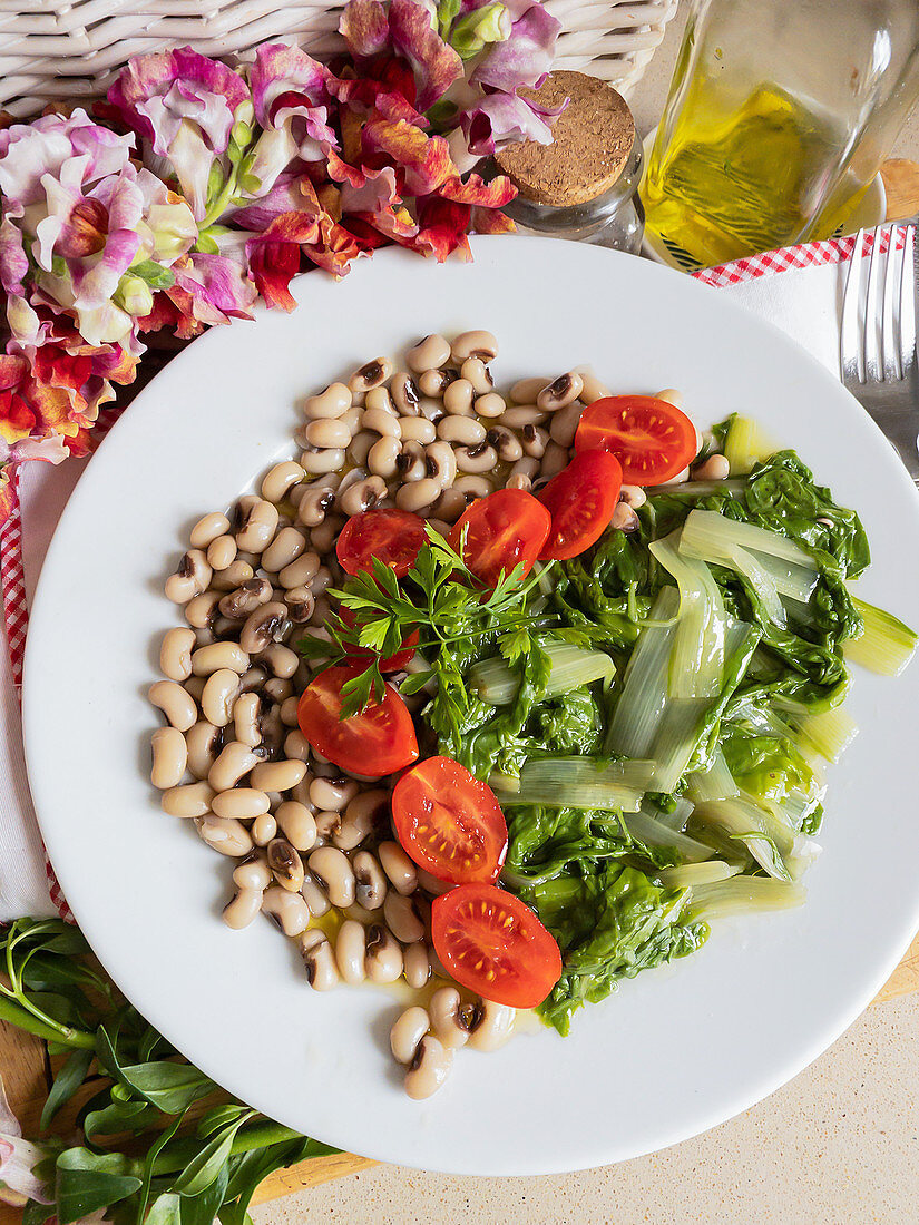 Salat mit Mangold, Tomaten und Bohnen