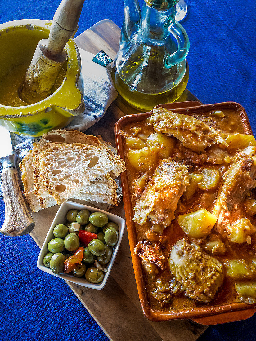 Suquet de Pez (Fischeintopf) mit Aioli und Oliven