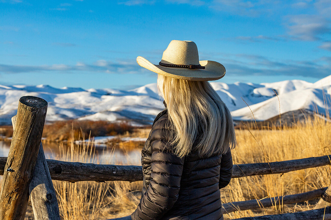 Ältere Frau im Cowboyhut, betrachtet die Landschaft, Sun Valley, Idaho, USA