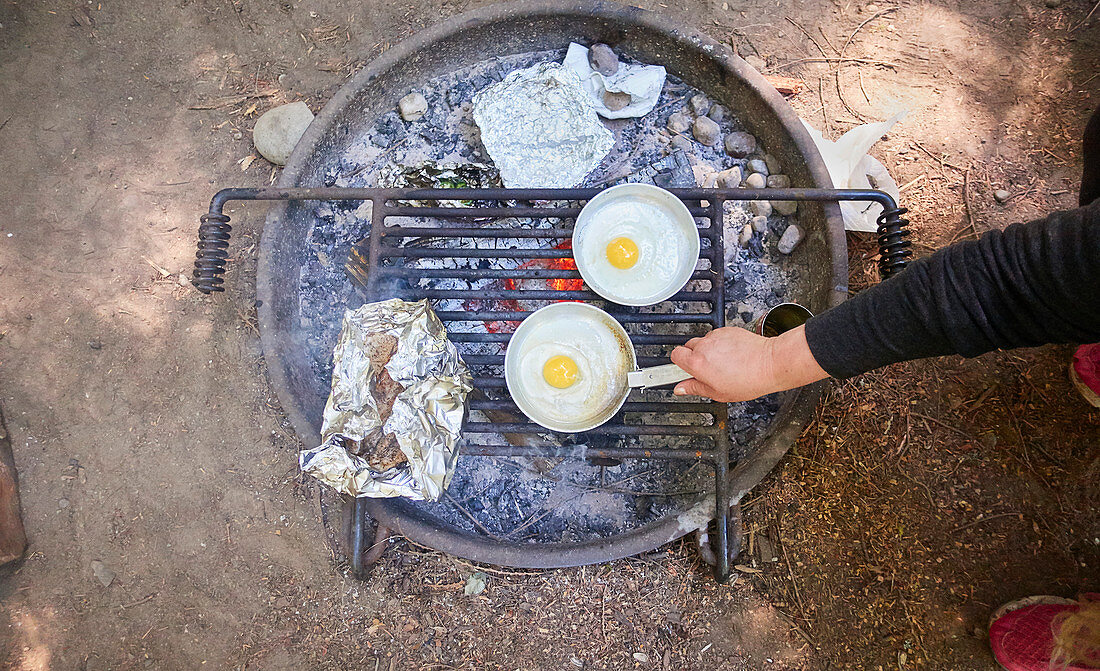 Frühstück auf dem Camping vorbereiten