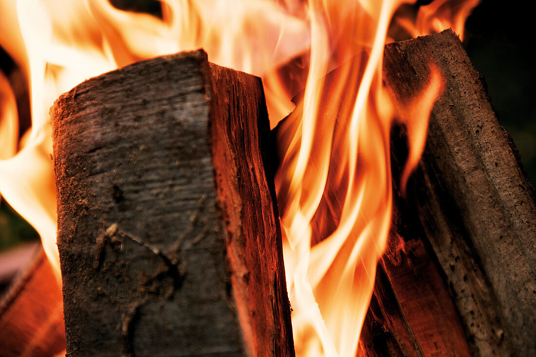 Brennende Holzscheite