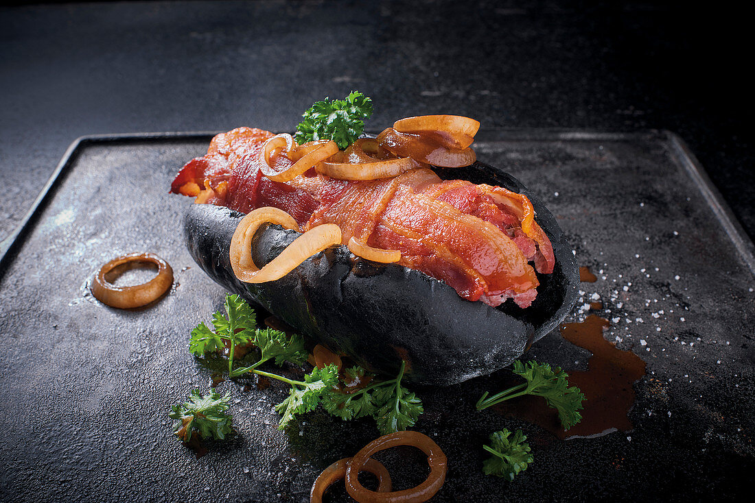 Black Bacon Bomb Dog mit Artischockenherzen