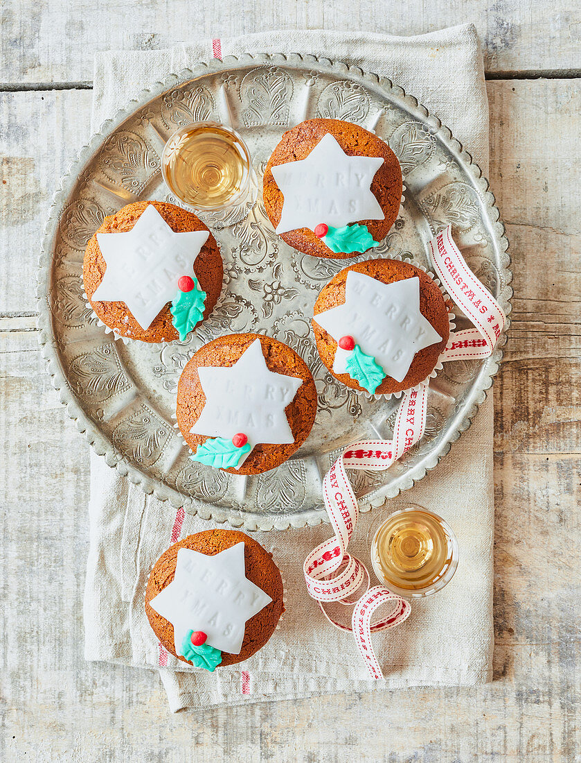 Weihnachtliche Honig-Cupcakes mit Gewürzen