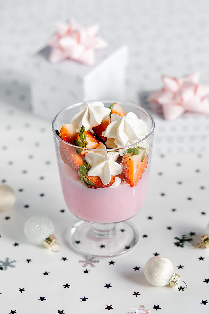 Strawberry mascarpone pudding dessert with meringues