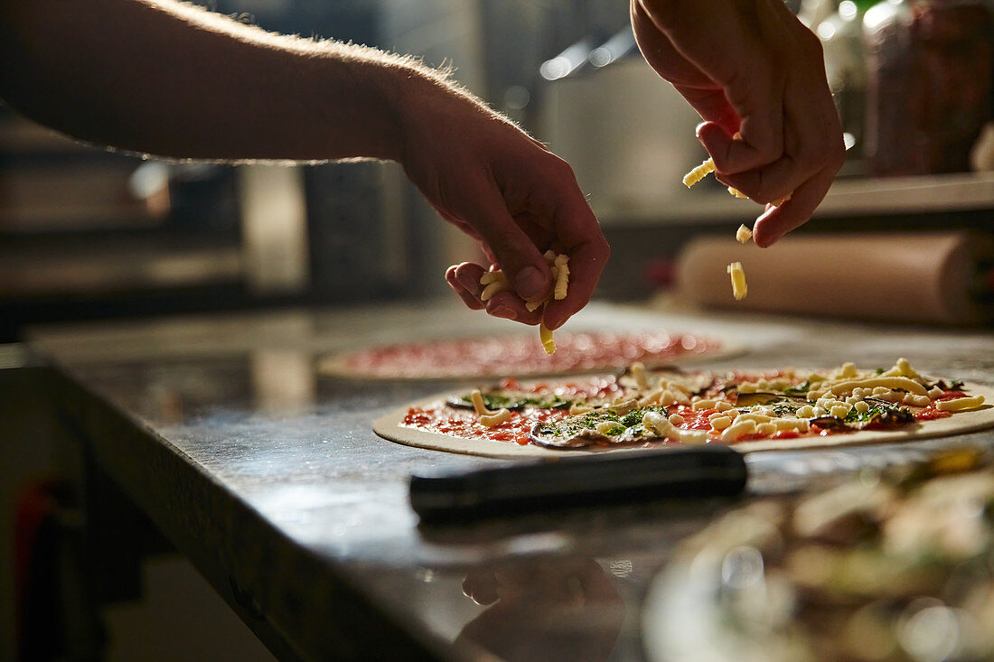 Frisch gebackene Focaccia auf Marmorplatte mit verschiedenen Zutaten