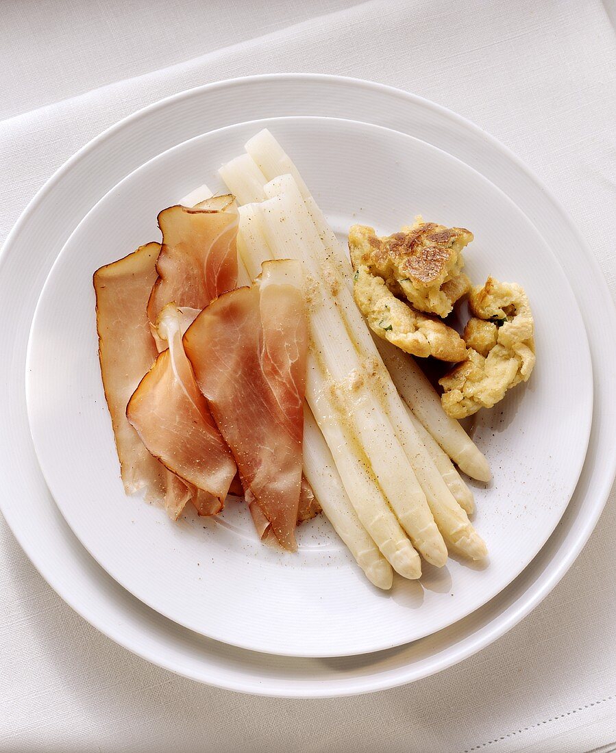 White asparagus with ham & pancake pieces (Kratzete)