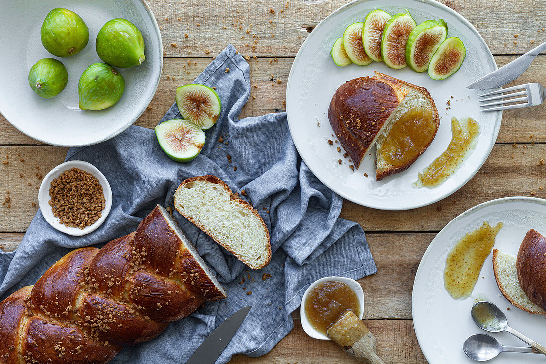 Geflochtenes Brot mit frischen Feigen und süßer Fruchtmarmelade