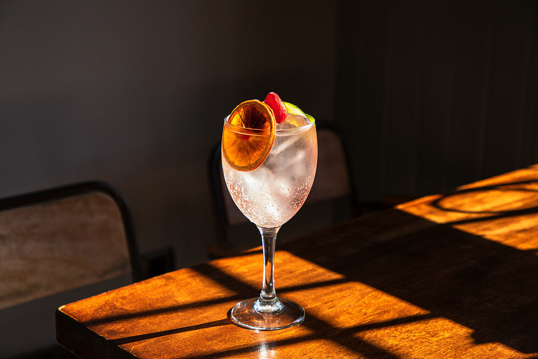 Cocktail mit Eiswürfeln und Orangenscheiben