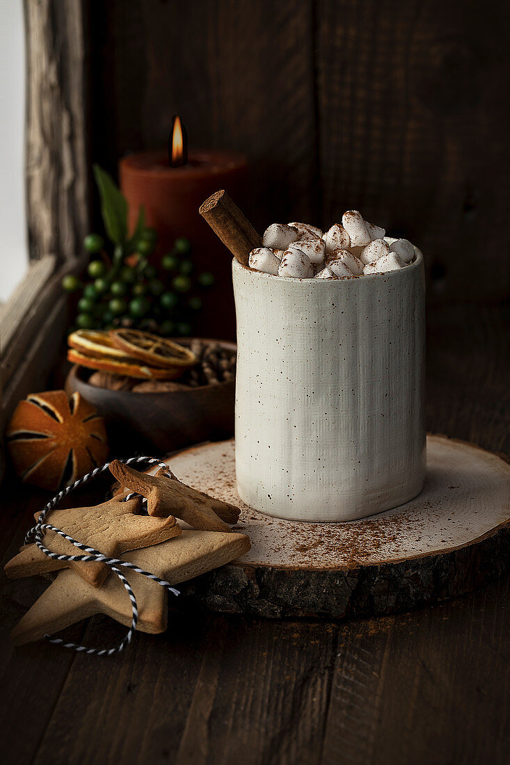 Kakao mit Marshmallows und Zimtstange zu Weihnachten