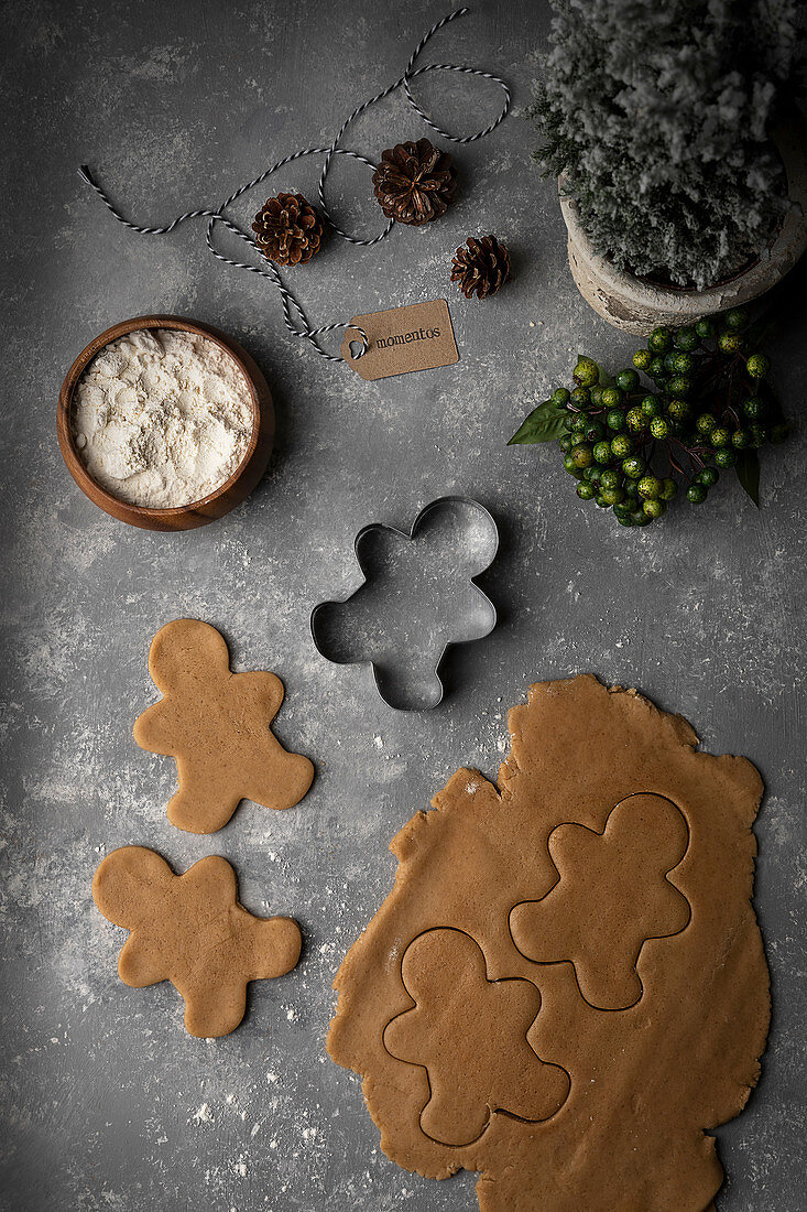 Lebkuchenteig und Ausstecher zu Weihnachten