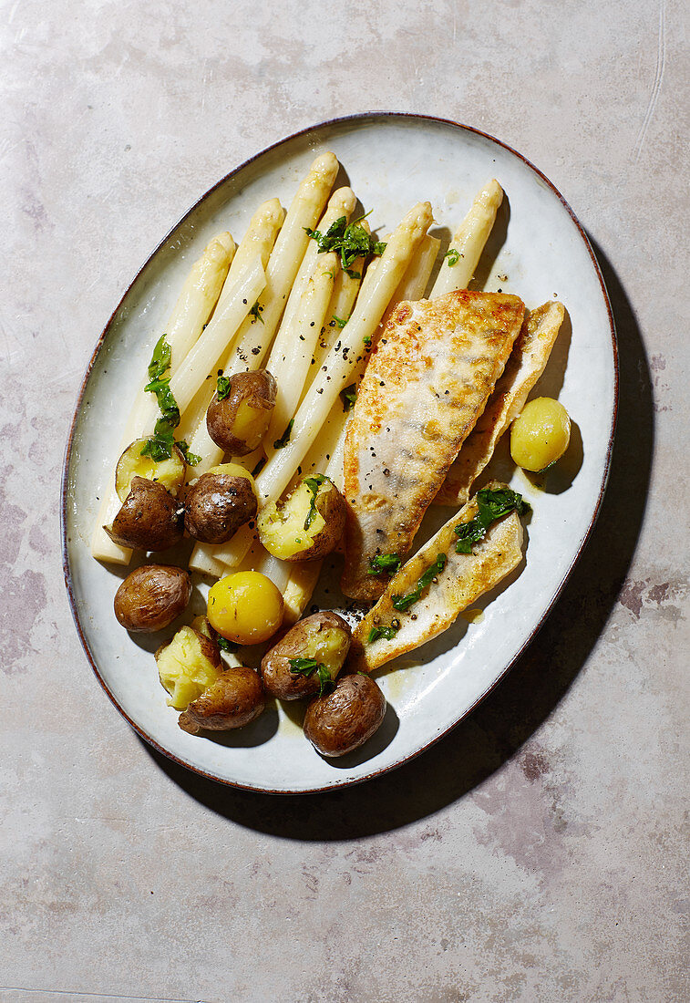 Fried zander fillet with asparagus, potatoes and wild garlic butter