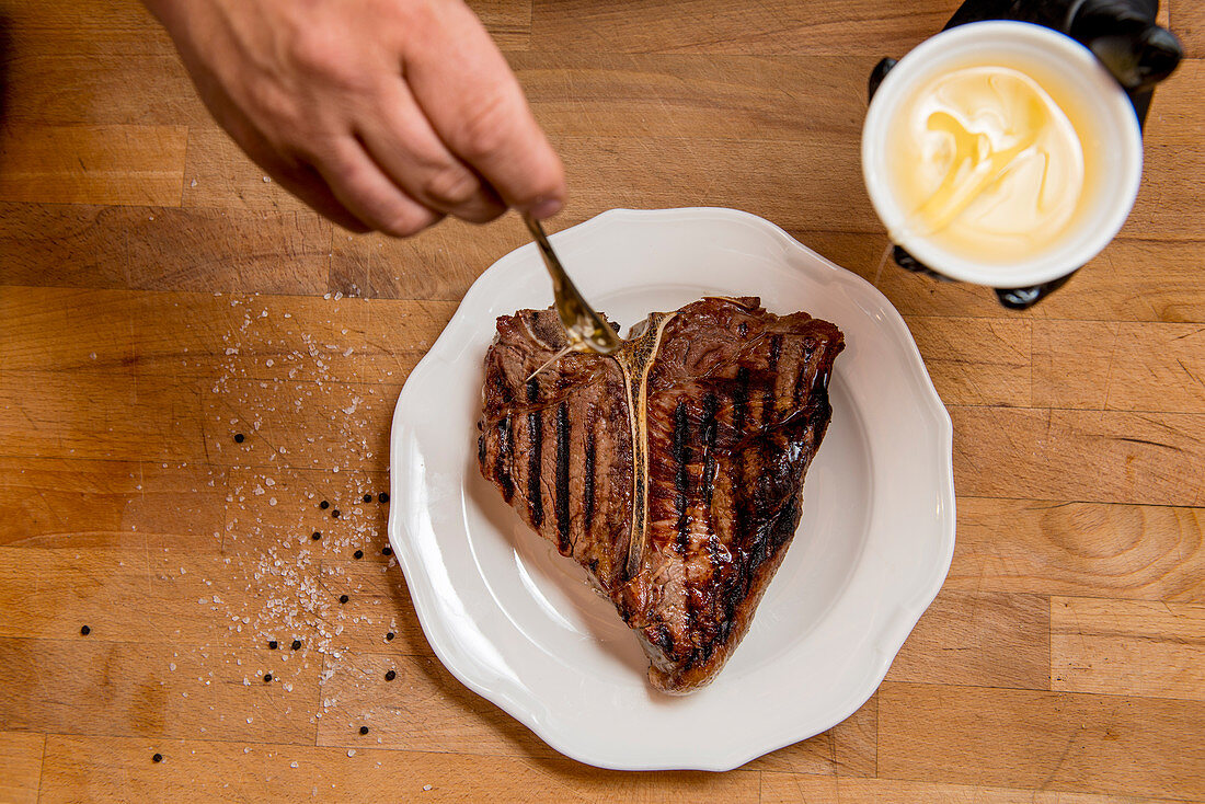 Gegrilltes Porterhouse-Steak würzen
