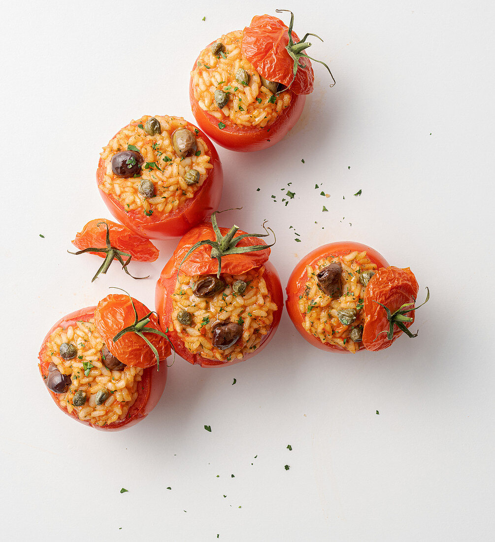 Tomaten gefüllt mit Reis, Kapern und Oliven