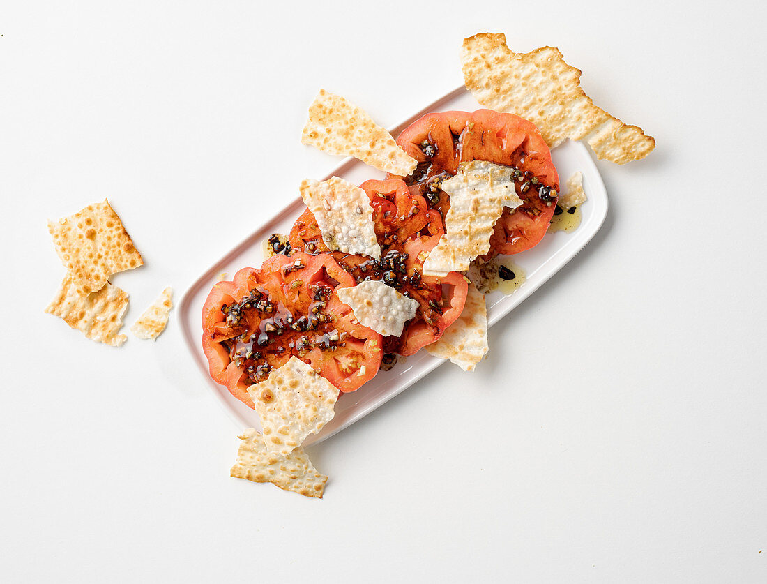 Tomato and balsamic salad with carasau bread chips
