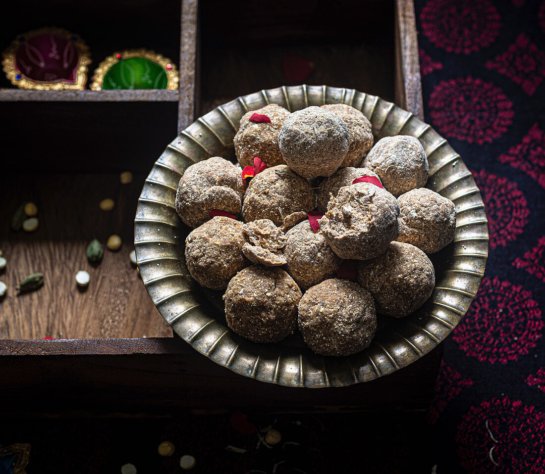 Vegane Ladoo mit Jaggery für Diwali (Süßspeise, Indien)