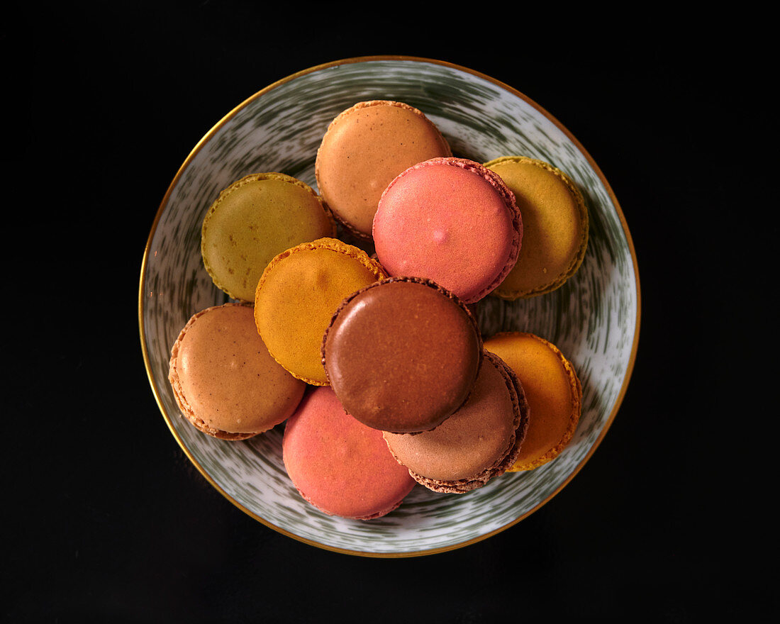 Bunte Macarons auf Teller