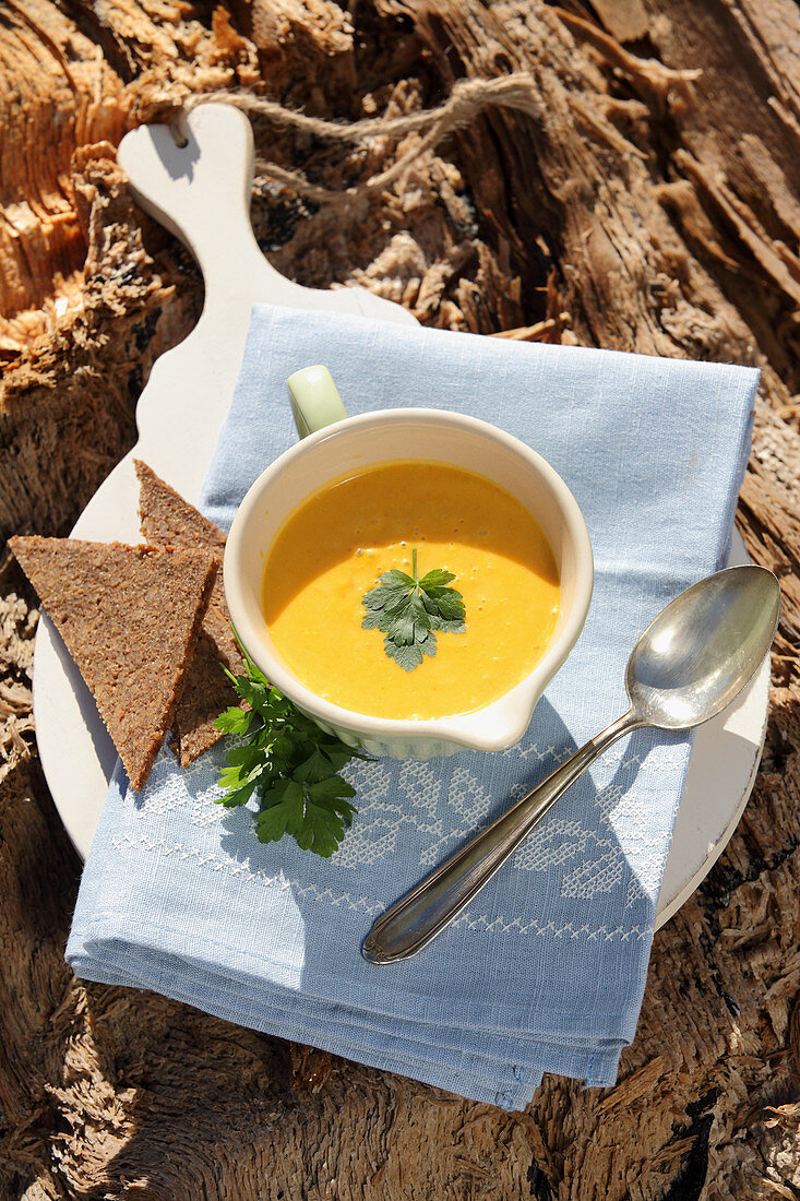 Apfel-Möhren-Suppe mit Vollkornbrot