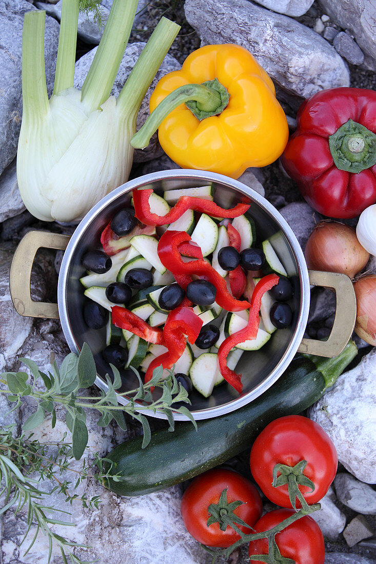 Zutaten für Gemüsepfanne griechischer Art im Topf