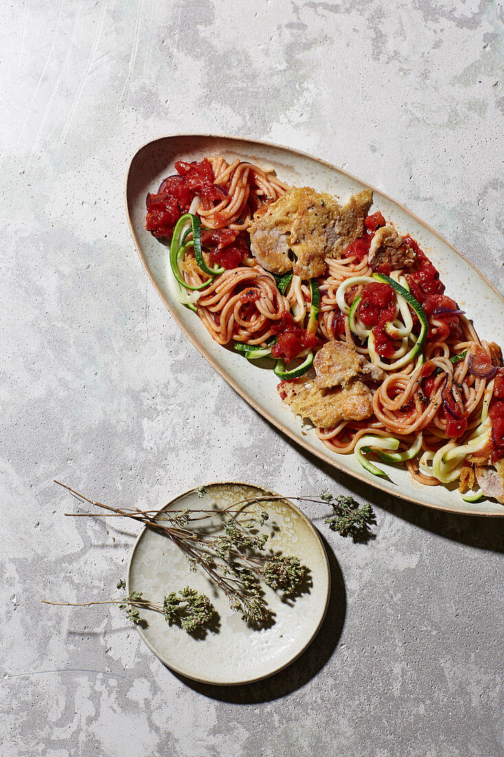 Zucchinipasta mit Parmesan-Schnitzelchen vom Schwein