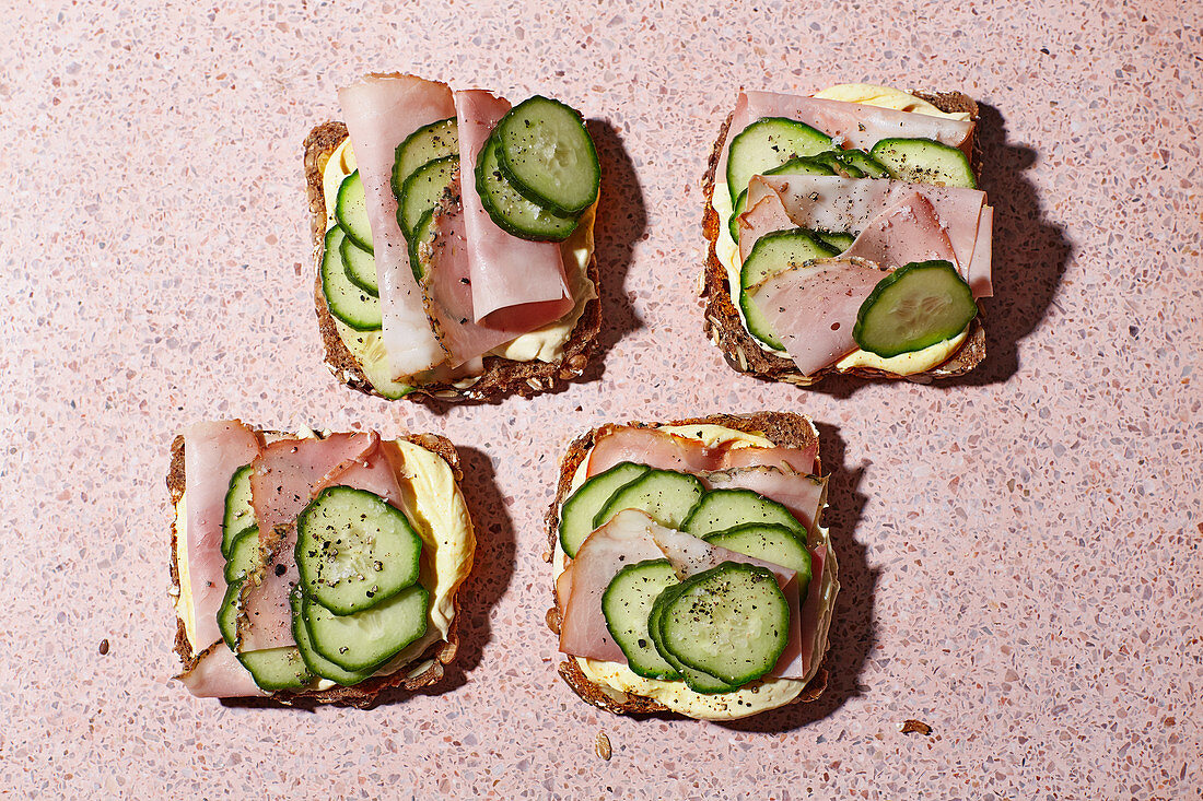 Ham and cucumber bread with almond-curry cream cheese