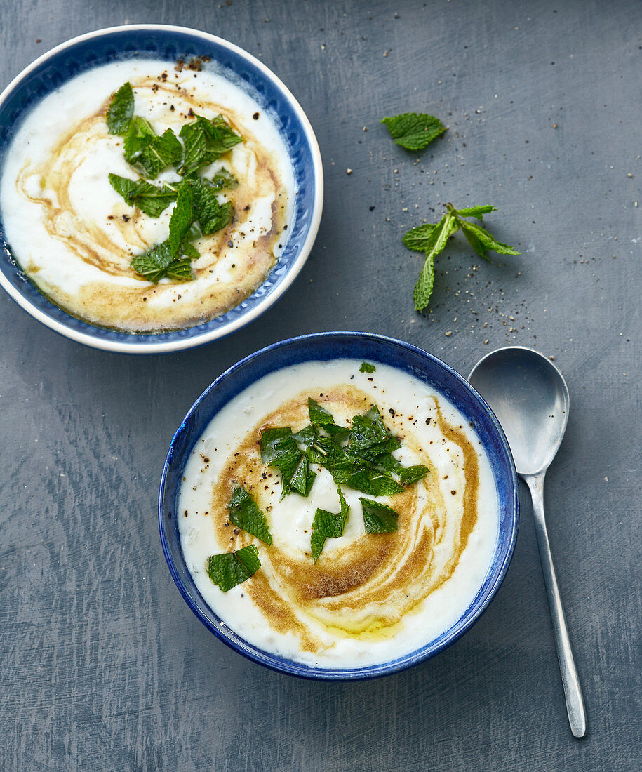 Yayla Corbasi – Turkish yoghurt soup with lemon