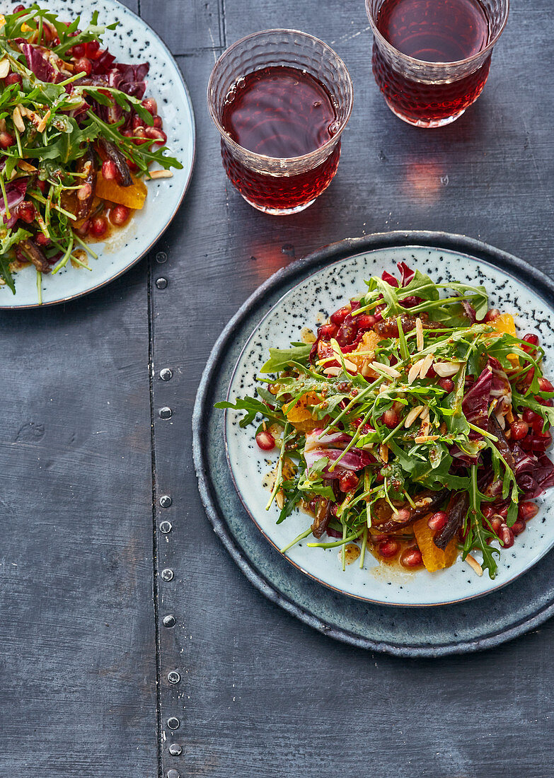 Bitter-Sweet-Symphony-Salat mit Mandeln, Datteln und Granatapfel