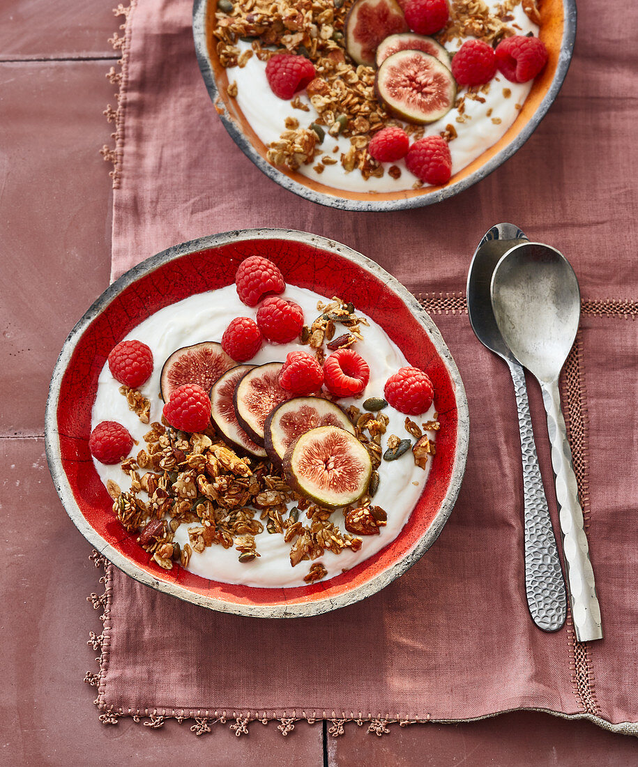 Turkish yoghurt with granola, figs and raspberries