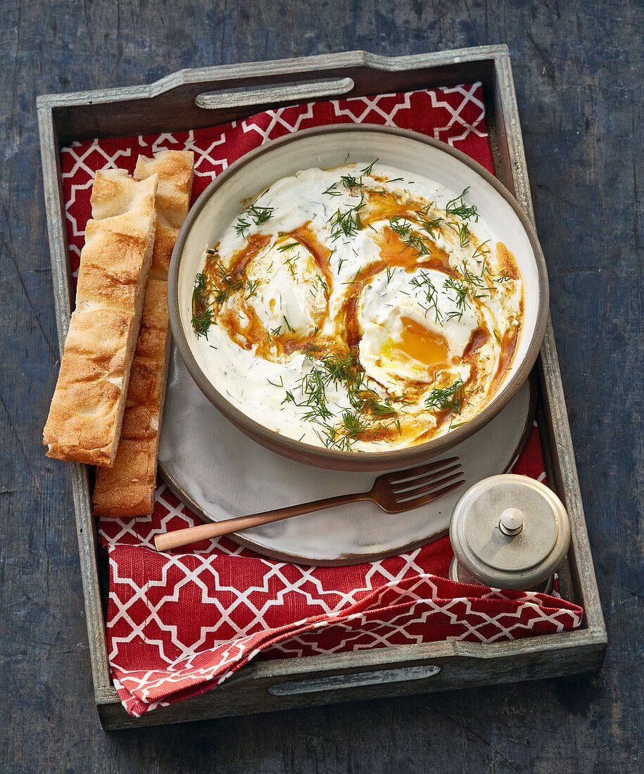 Cilbir (türkischer Gewürzjoghurt) mit pochierten Eiern
