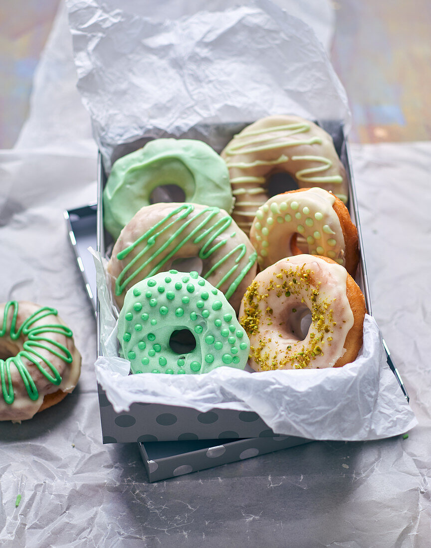 Bunt glasierte Donuts in Geschenkbox