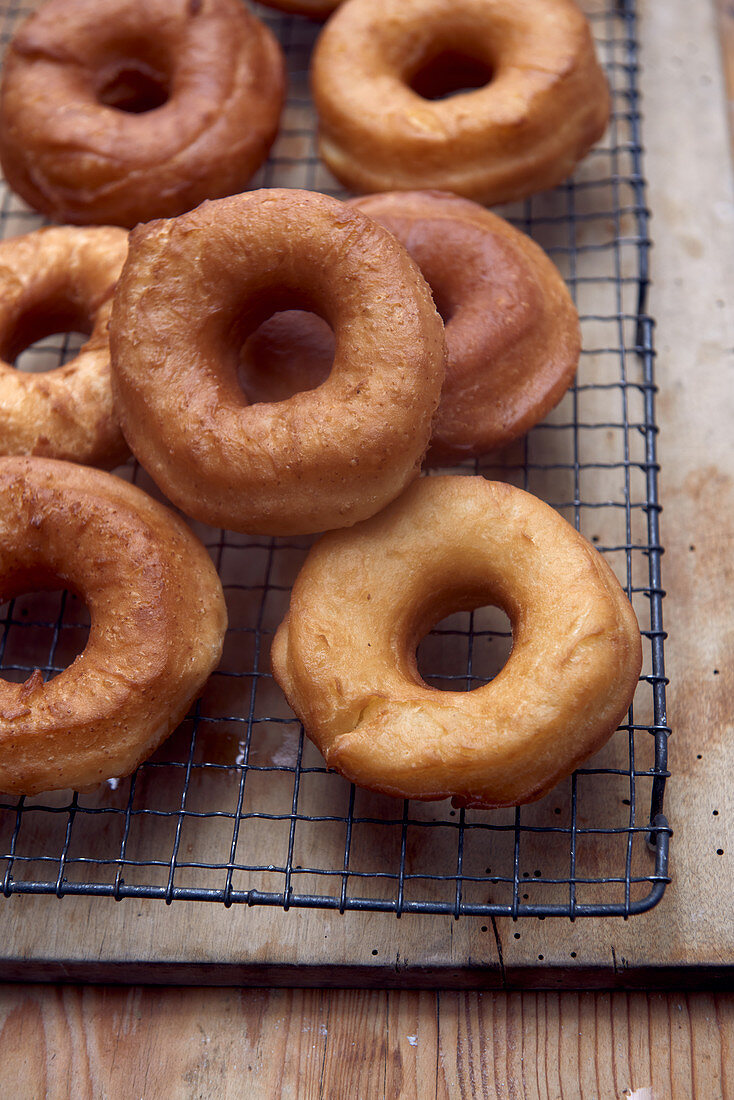 Frische hausgemachte Donuts auf Kuchengitter