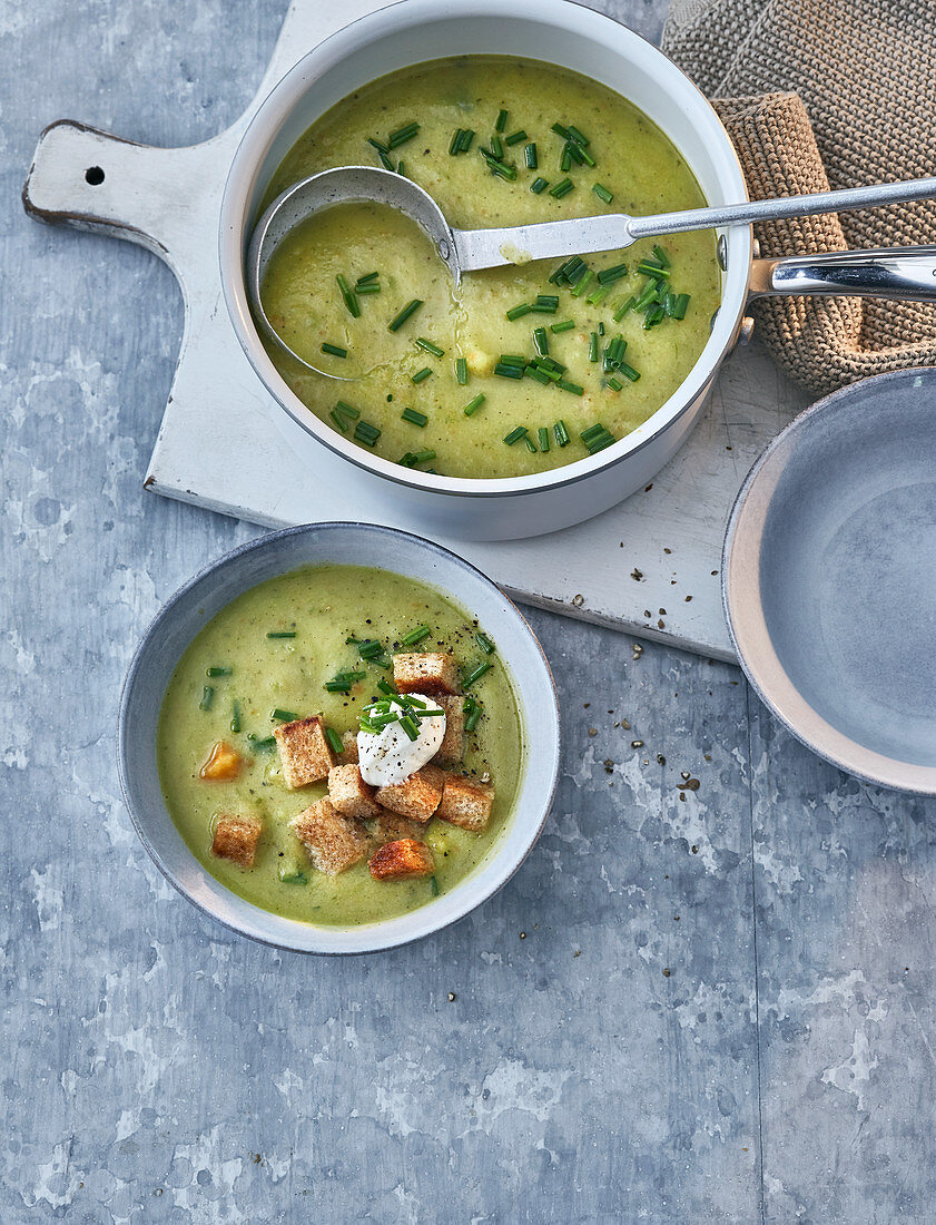 Green potato soup with croûtons