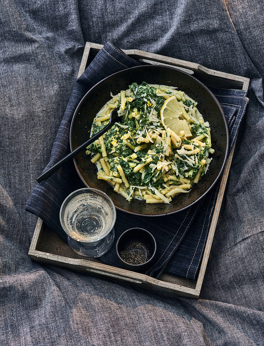 Lemon pasta with spinach and a creamy sauce
