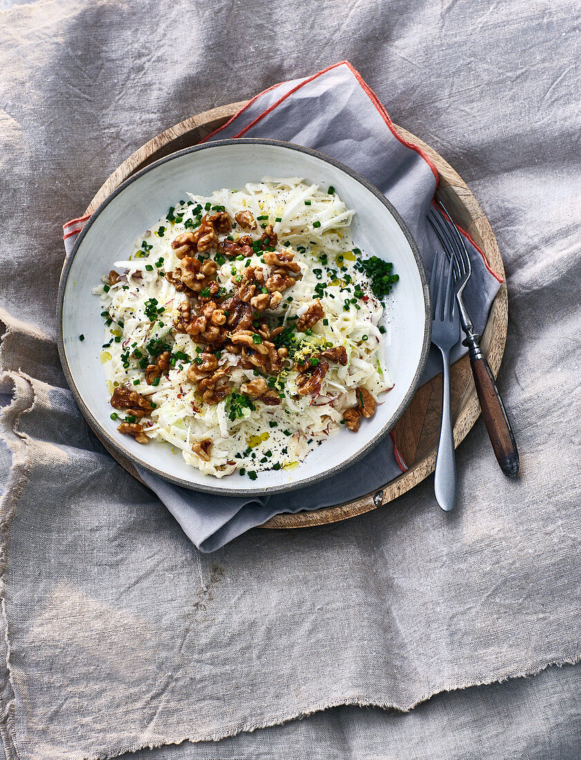 Waldorfsalat mit Zitronen-Mayo und Nüssen