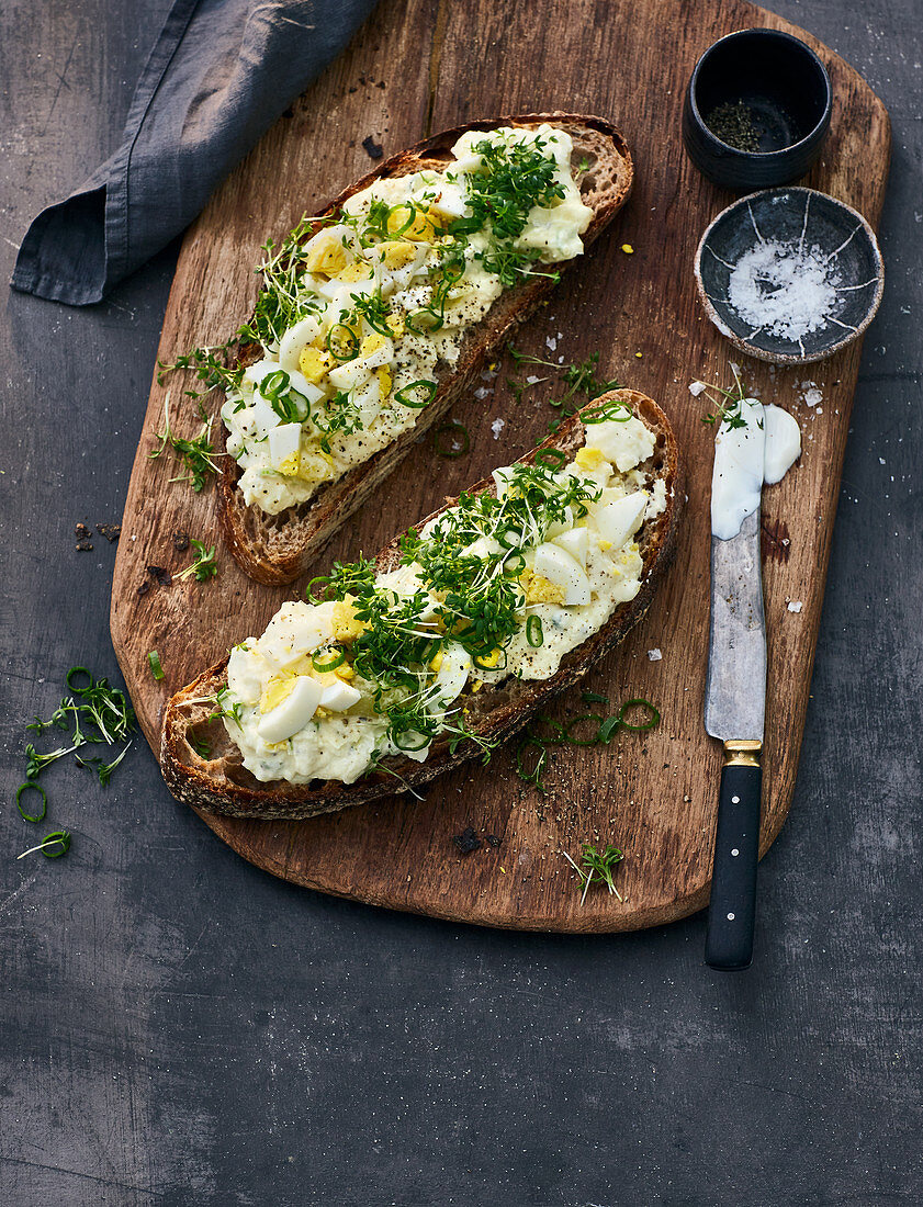 Country bread with Erdäpfelkas (potato salad spread), egg and cress