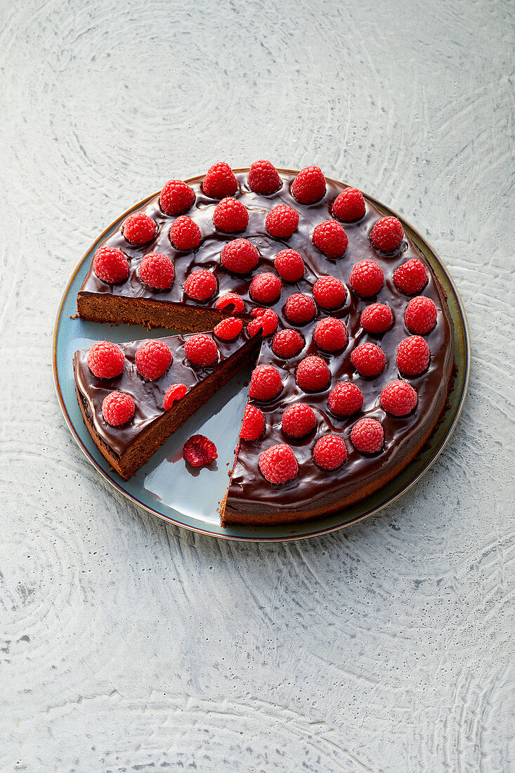 Raspberry cake with dark chocolate (sugar-free)