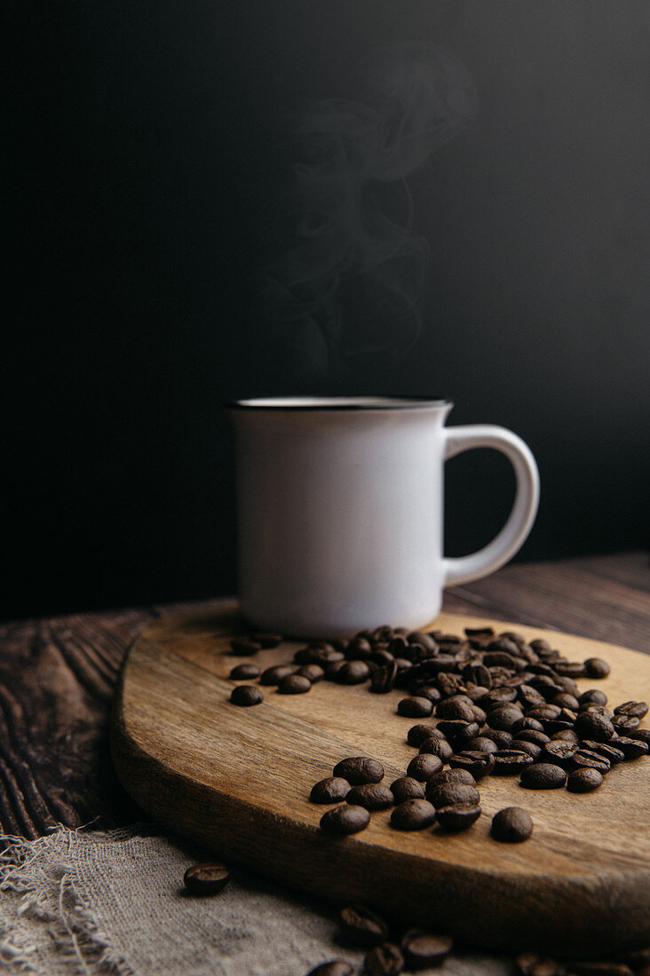 Kaffeebohnen und Cappuccino