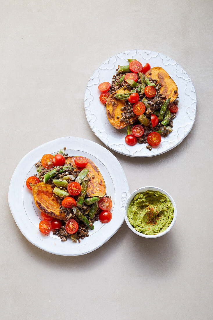 Süßkartoffel-Kumpir mit grünem Spargel und Guacamole