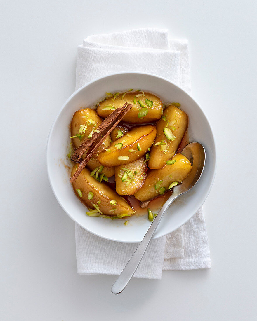 Caramelised apples with cinnamon and pistachio nuts