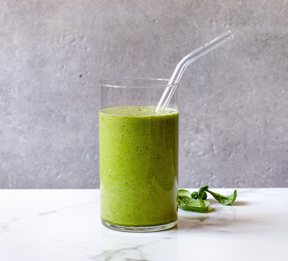 A green fat killer smoothie with pineapple, spinach and cucumber