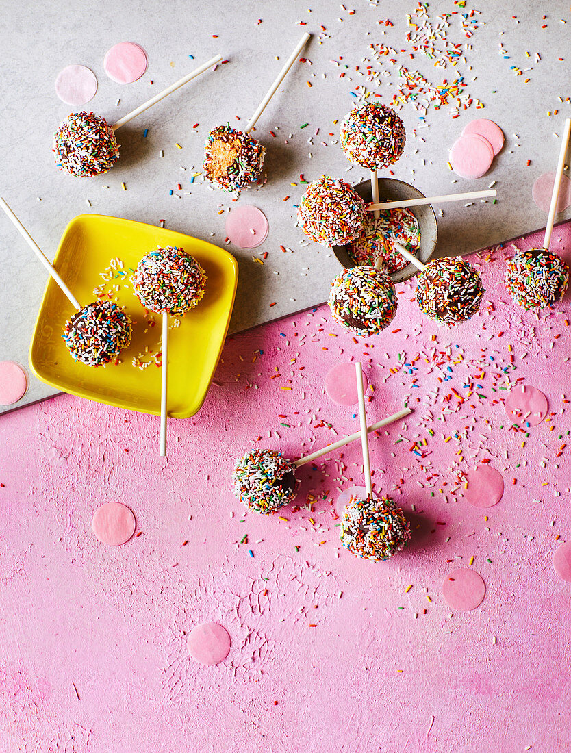 Schoko-Lollis mit bunten Zuckerstreuseln